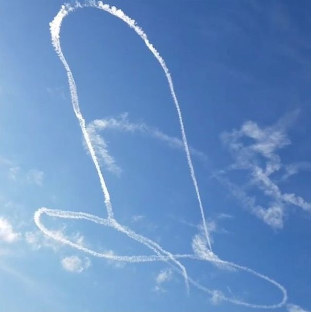 Piloții unui Boeing Pobeda Airlines au ”desenat” un mare penis pe cer